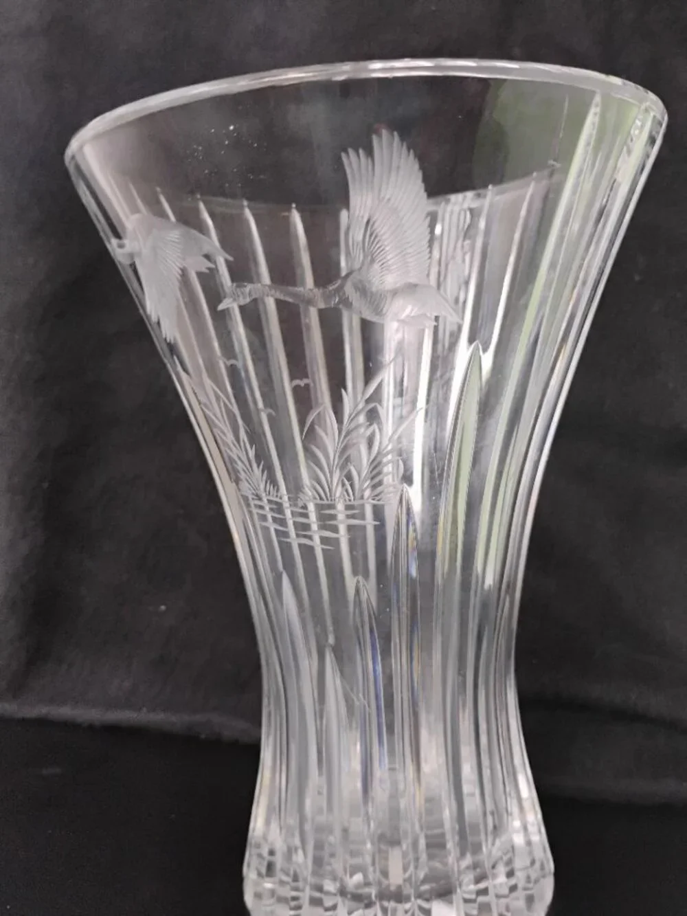 Ribbed crystal glass vase with swan etching